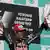 Red Bull-Fahrer Sebastian Vettel mit Champus und Pokal auf dem Podium (Foto AP)