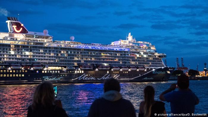 Cruise Industry Tries To Rebuild After Coronavirus Shutdowns Dw Travel Dw 09 01 2021