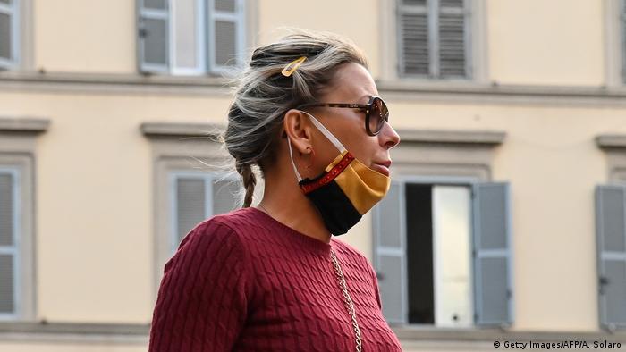 Italien | Frau mit Maske über dem Kinn