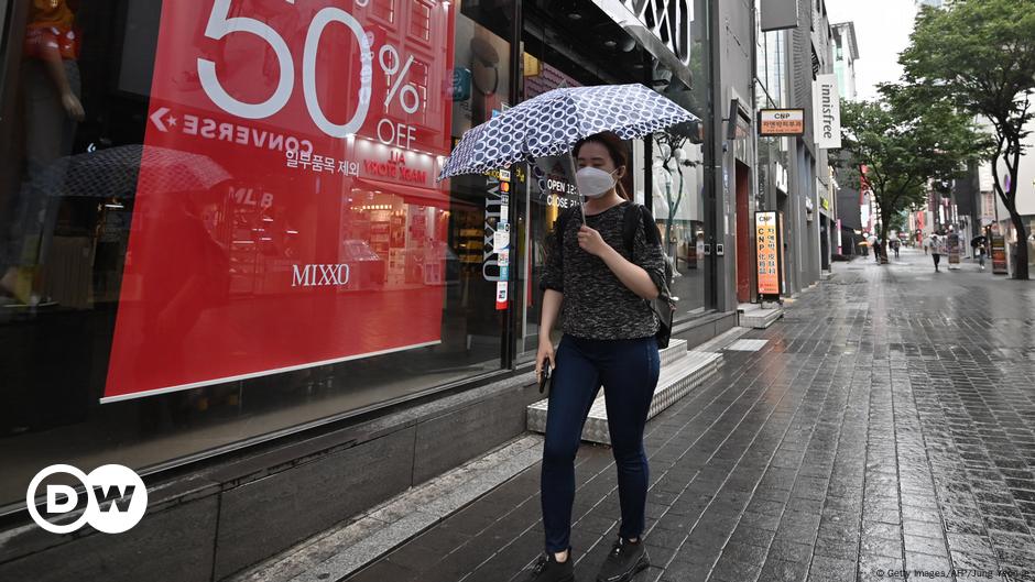 Coronavirus Digest South Korean Capital Struggles To Contain New Outbreak News Dw 19 08 2020 [ 529 x 940 Pixel ]