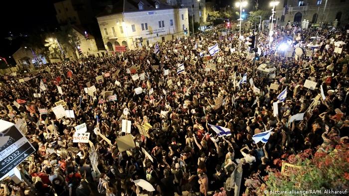 Les manifestants accusent M. Netanyahu de corruption et de n'avoir pas réussi à contenir l'épidémie de Covid-19 et à régler la crise économique
