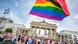 Ein große Regenbogenfahne wird vor dem Brandenburger Tor geschwenkt. Ein große Regenbogenfahne wird vor dem Brandenburger Tor geschwenkt.