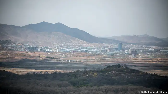 Südkorea Blick auf die nordkoreanische Stadt Kaesong
