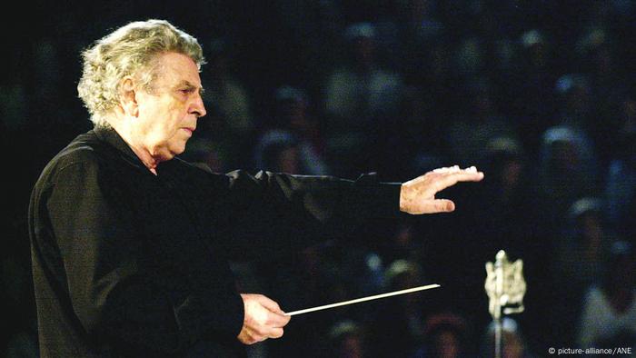 Mikis Theodorakis conducting.