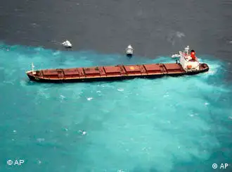 在大堡礁搁浅的中国运煤船神能一号