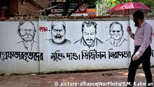 A pedestrian walks beside a wall art says Release those arrested , Repeal the Digital Security Act in Dhaka, Bangladesh on Sunday, May.17,2020. (Photo by Syed Mahamudur Rahman/NurPhoto) | Keine Weitergabe an Wiederverkäufer.