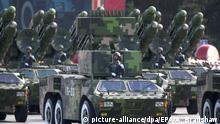 ARCHIV - Militärparade zum 60. Jahrestag der Gründung der Volksrepublik China (Archivfoto vom 01.10.2009). China plant eine große Militärparade zum 70. Jahrestag des Ende des Zweiten Welkriegs in Asien. EPA/ADRIAN BRADSHAW +++(c) dpa - Bildfunk+++ |