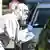 Profissional de saúde sinaliza a motorista de carro em estação de testes no sul da Alemanha
