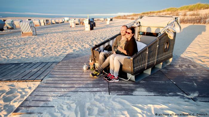 Двуспальная пляжная корзина на немецком морском курорте - острове Нордернай