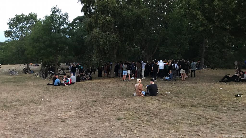 berlin parties as pandemic threatens to return germany news and in depth reporting from berlin and beyond dw 28 07 2020