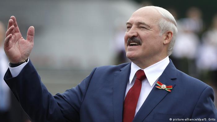 Alexander Lukaschenko mit großer Geste bei den Unabhängigkeitsfeiern am 3. Juli