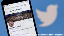 Der Twitter-Account von US-Präsident Donald J. Trump auf einem Handy vor einem Bildschirm mit einem Twitter-Logo. Köln, 04.06.2020 | Verwendung weltweit