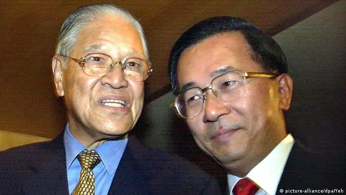  Taiwan Taipeh | Präsident Chen Shu-bian und sein Vorgänger Lee Teng-hui (picture-alliance/dpa/Yeh)