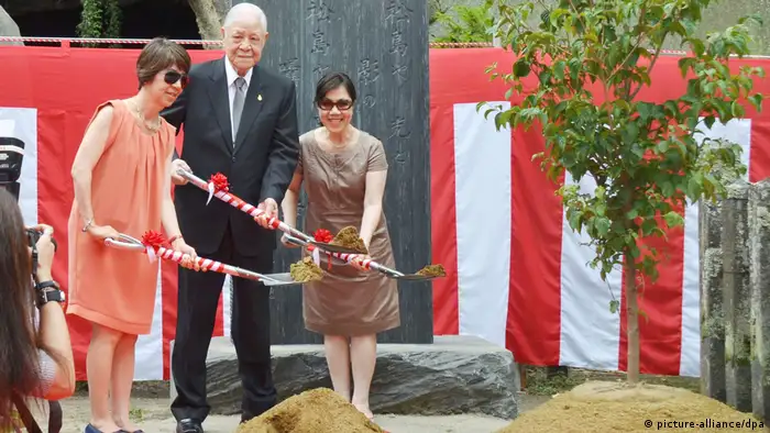Japan Matsushima | Lee Teng-hui, Frau und Tochter pflanzen Baum am Zuigan-ji Tempel (picture-alliance/dpa)