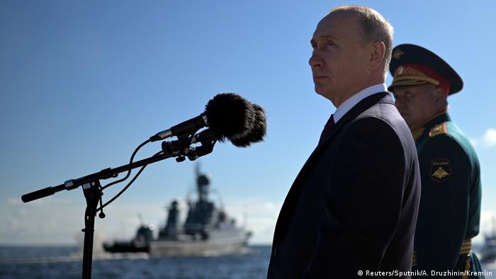 Russland | Tag der Marine | Putin kündigt Hyperschallwaffen für Kriegsschiffe an (Reuters/Sputnik/A. Druzhinin/Kremlin)