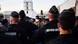 Eine Gruppe Polizisten steht im Lager in Aubervilliers einer Gruppe Migranten von Angesicht zu Angesicht gegenüber (Foto: picture-alliance/dpa/C. Archmbault) Eine Gruppe Polizisten steht im Lager in Aubervilliers einer Gruppe Migranten von Angesicht zu Angesicht gegenüber (Foto: picture-alliance/dpa/C. Archmbault)