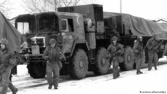 Military convoy guarding the transport of Pershing-II rockets in 1983 (picture-alliance/dpa)