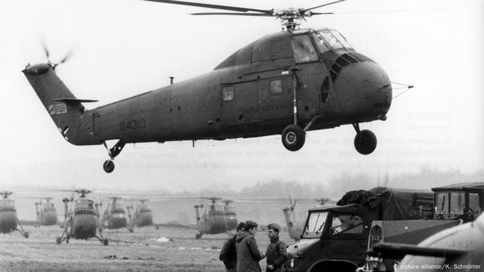 Hélicoptère décollant à Vilseck/Grafenwöhr en 1969 (picture-alliance/K. Schnörrer)