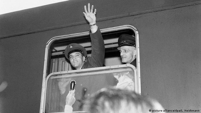 US soldier Elvis Presley waving out of a train in Bremerhaven (picture-alliance/dpa/L. Heidtmann)