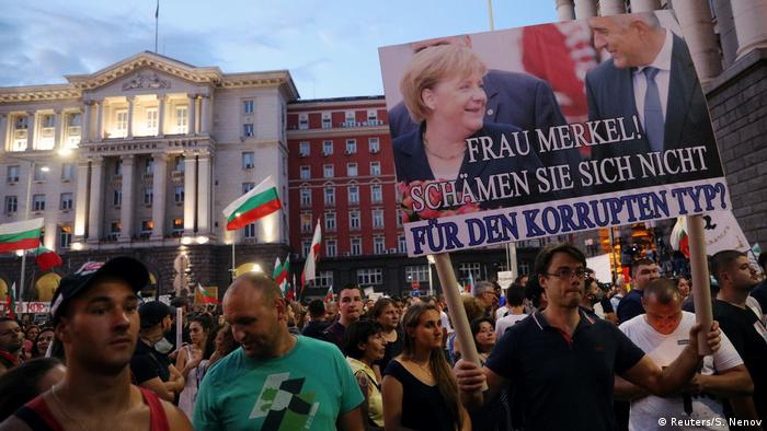 Плакат на един от протестите в София: Г-жо Меркел, не се ли срамувате от корумпирания тип