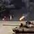 دبابة عراقية وخلفها احتراق آبار النفط الكويتية في حرب الخليج الثانية عام 1991