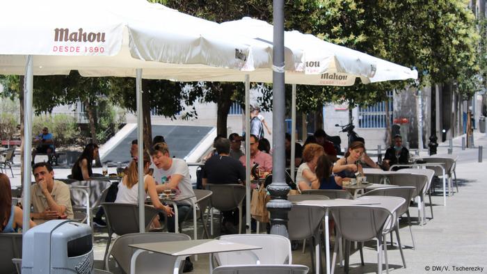 En un café de Madrid, algunas personas piensan en llevar máscaras de seguridad