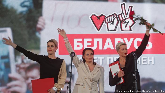 Вероника Цепкало, Светлана Тихановская и Мария Колесникова на митинге в Минске
