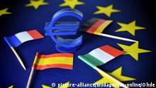 Eurozeichen auf EU-Fahne mit den Fahnen von Spanien, Italien, Frankreich und Deutschland, EU-Wiederaufbaufonds und EU-Hilfen | Verwendung weltweit, Keine Weitergabe an Wiederverkäufer.