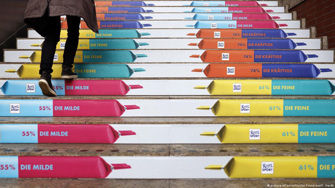 Escadaria com anúncio de marca popular de chocolate na Alemanha