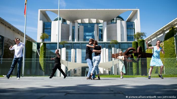 Tänzerinnen und Tänzer tanzen vor dem Bundeskanzleramt in Berlin.