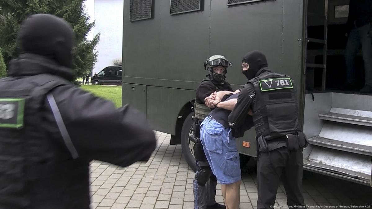 Belarus: Police arrest activists, journalists ahead of vote – DW –  08/08/2020