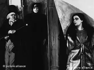 Szene mit drei Personen aus dem Film Das Cabinet des Dr. Caligari (Foto: picture alliance)