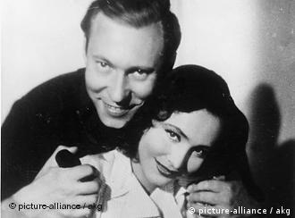 Filmszene aus dem Film "Unter den Brücken" von 1944/45, bei dem Helmut Käutner die Regie führte. Im Bild: Carl Raddatz und Hannelore Schroth
