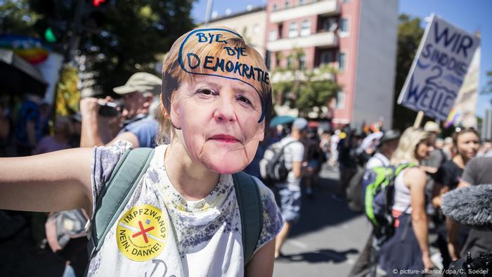 Protestas en Berlín: afiche con el rostro de Angela Merkel.