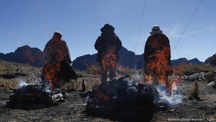 Ceremonia en honor de la Pacha Mama en La Cumbre, Bolivia.