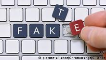FOTOMONTAGE, Computertasten mit der Aufschrift Fake, Symbolfoto für Fake News | Verwendung weltweit