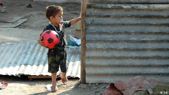 Ein Kind mit einem Fußball (Foto: DW/ako)