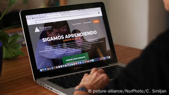 Una niña accede a la plataforma educativa de su escuela en Buenos Aires