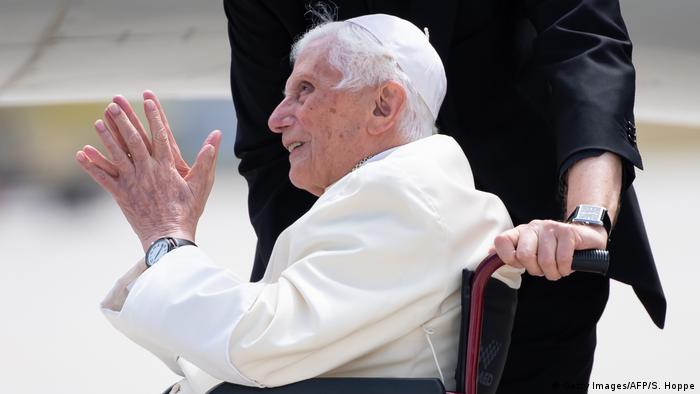 Der emeritierte und inzwischen greise Papst Benedikt XVI im Rollstuhl