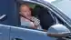Ex-rei da Espanha Juan Carlos acena de dentro de um carro