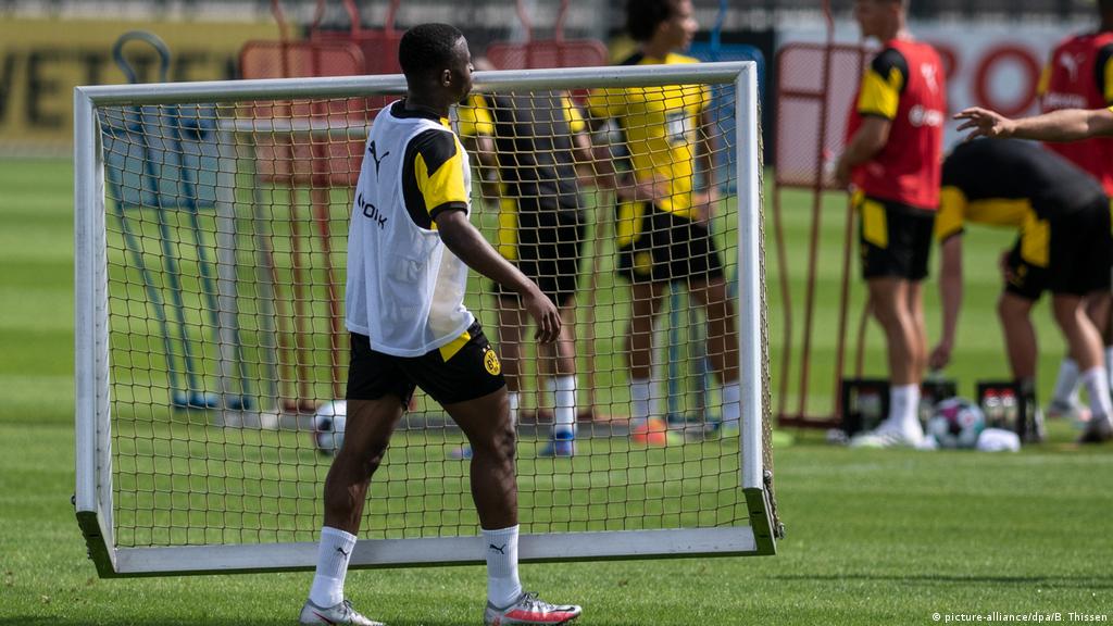 Youssoufa Moukoko Trains With Borussia Dortmund S First Team Sports German Football And Major International Sports News Dw 04 08 2020