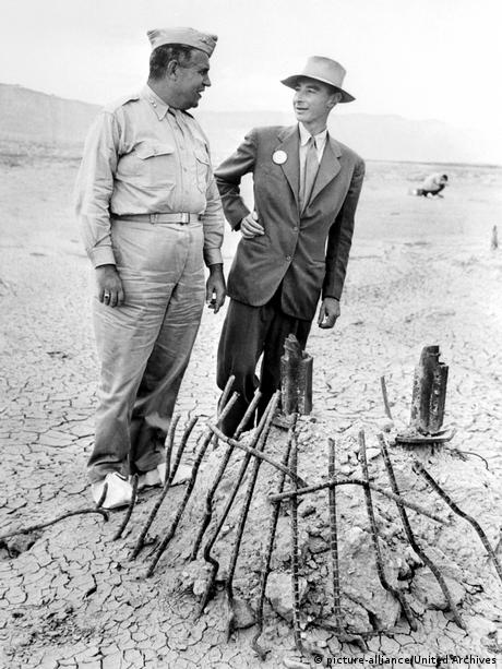 Генерал Лесли Гроувс и Робърт Опенхаймер през 1965 година