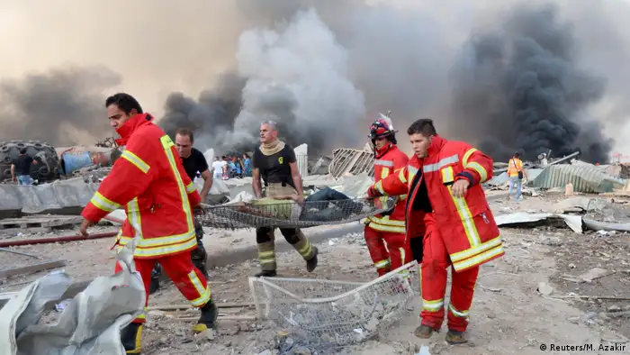 Libanon | Gewaltige Explosion in Beirut: Mann wird evakuiert (Reuters/M. Azakir)