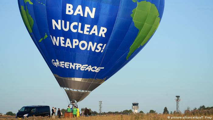 Deutschland Büchel | Greenpeace protestiert gegen Atomwaffen mit Heißluftballon