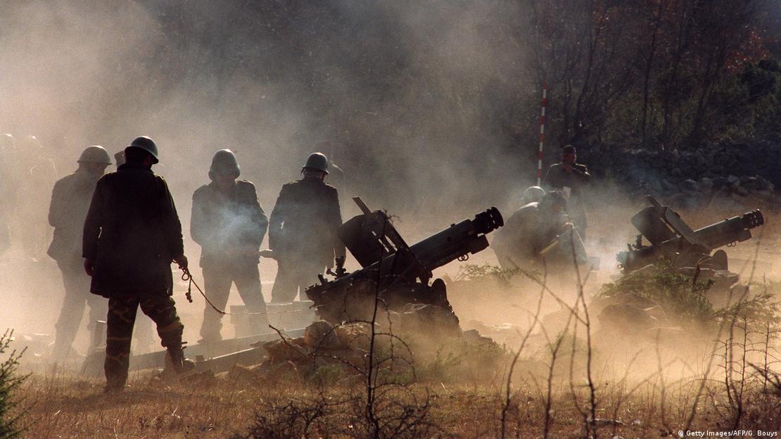 Februar 1993: Srpski vojnici ispaljuju haubice na hrvatske ciljeve Februar 1993: Srpski vojnici ispaljuju haubice na hrvatske ciljeve