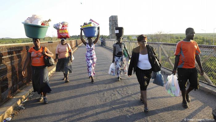 Kleiner Grenzverkehr in Beitbrige an der Grenze zwischen Südafrika und Simbabwe (Archivbild)