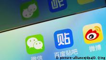 11.08.2017, China, Ji'nan: --FILE--A Chinese mobile phone user shows the icons of (from left) messaging app Weixin, or WeChat, of Tencent, Baidu Tieba, and Weibo, the Twitter-like microblogging service of Sina, on his smartphone in Ji'nan city, east China's Shandong province, 11 August 2017.
China°Øs cabinet has warned government departments to clean up their social media image amid a drive to bolster the government°Øs online presence to help reach tech-savvy young people who get their information from smartphones. The State Council issued the guidelines late on Thursday saying that authorities°Ø social media presence needed more regulation and vowed to clean up dormant °∞zombie°± accounts and °∞shocking°± comment from official channels. °∞This has a negative impact on the image and the public trust in the government,°± the cabinet said on its website. Foto: Da Qing/dpa |