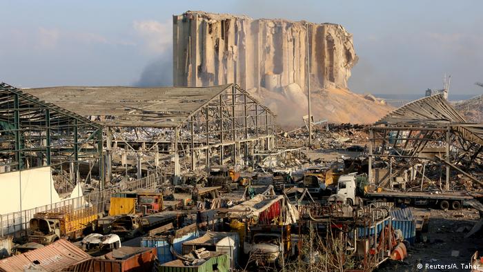 Zerstörte Hallen und Container, im Hintergrund aufgerissene Silos (Reuters/A. Taher)
