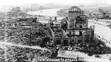 ARCHIV - 05.08.1945, Japan, Hiroshima: Das Handout des Hiroshima Peace Memorial Museums zeigt die Atombombenkuppel von Hiroshima, die vom US-Militär nach dem Atombombenabwurf fotografiert wurde. Das Gebäude, ursprünglich die Industrieförderungshalle der Präfektur Hiroshima, lag nur 160 Meter nordwestlich des Hypozentrums. Die Skelettstruktur der Kuppel, die über die Ruinen der Stadt ragte, war ein auffälliges Wahrzeichen und wurde zur Gedenkstätte für den ersten kriegerischen Einsatz einer Atombombe. (zu dpa «Wenn die Erinnerungen verblassen: 75 Jahre nach Hiroshima») Foto: epa/PEACE_MEMORIAL_MUSEUM/dpa - ACHTUNG: Nur zur redaktionellen Verwendung im Zusammenhang mit der aktuellen Berichterstattung und nur mit vollständiger Nennung des vorstehenden Credits +++ dpa-Bildfunk +++ |