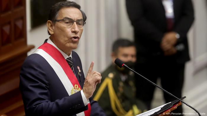 Congreso De Perú Destituye A Presidente Martín Vizcarra Protestantes En Armenia Irrumpen En 